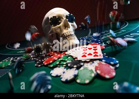 Cranio umano al tavolo Black Jack Foto Stock