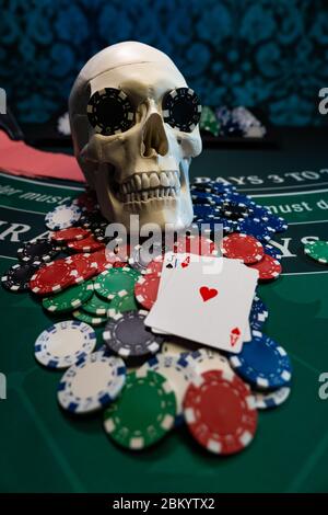 Cranio umano al tavolo Black Jack Foto Stock