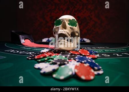 Cranio umano al tavolo Black Jack Foto Stock