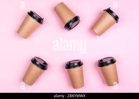 Tazze da caffè eco su sfondo rosa Foto Stock