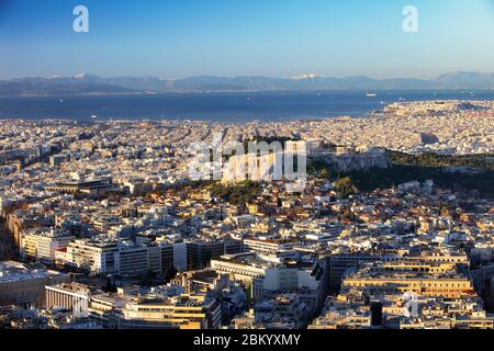 Città e acropolis dal Monte Licabetto ad Atene a sunrise, Grecia Foto Stock