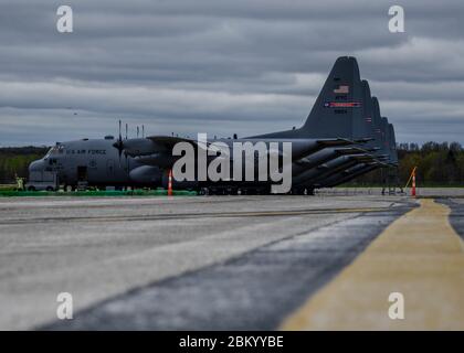 Cinque aerei C-130H Hercules assegnati al 757° Airlift Squadron siedono sulla linea di volo il 4 maggio 2020, presso la stazione di riserva aerea di Youngstown. I membri dell'equipaggio assegnato al 757 HANNO volato due degli aerei sopra gli ospedali nella Pennsylvania occidentale e nell'Ohio nordorientale come parte del movimento "America strong" iniziato dalla U.S. Air Force Thunderbirds per sostenere i soccorritori e gli operatori medici durante la pandemia COVID-19. (STATI UNITI Foto Air Force/Senior Airman Christina Russo) Foto Stock