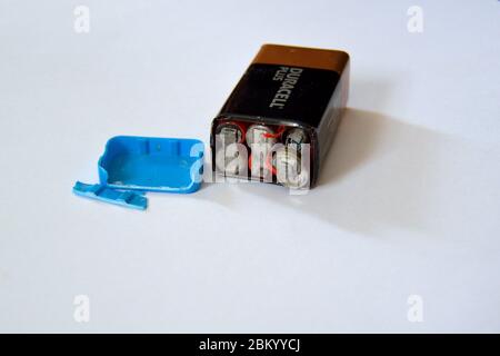 Vecchia batteria Duracell PP3 da 9 volt dopo un'apertura a causa di un guasto di una delle celle interne Foto Stock