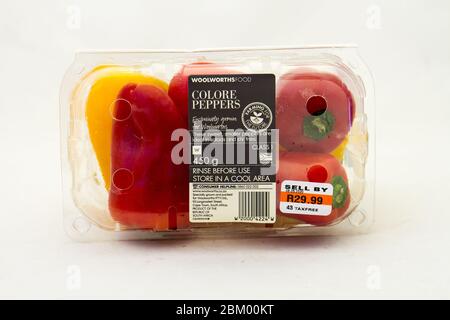 Alberton, Sudafrica - un contenitore di peperoni Colore da Woolworths Food isolato su uno sfondo chiaro Foto Stock