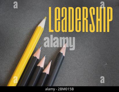 parola di leadership in lettere gialle su nerbo e matite oltre. Concetto di gestione aziendale del team leader Foto Stock