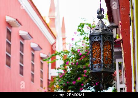 lampada di ferro su una strada a cartagena colombia Foto Stock