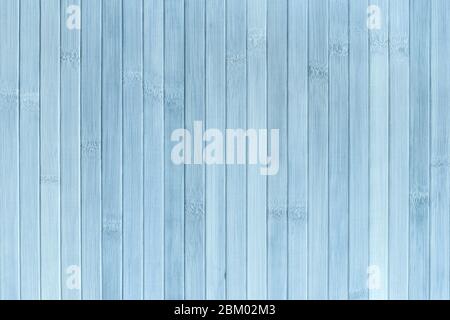 Texture di legno chiaro sfondo blu. Tovagliolo tradizionale di bambù per una tabella. Foto Stock