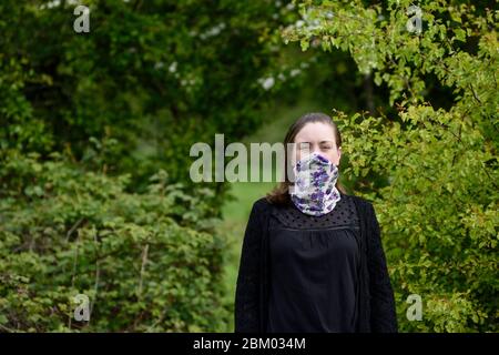 Donne giovani che indossano la maschera fatta in casa. Foto Stock