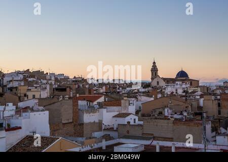 Vista della tradizionale città costiera spagnola Oliva, nella regione valenciana della Spagna Foto Stock