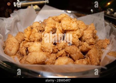 Pollo fritto croccante accatastato in una grande padella a buffet. Foto Stock