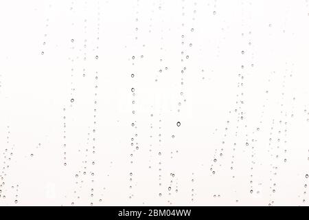 Immagine minore di gocce di pioggia su una finestra Foto Stock