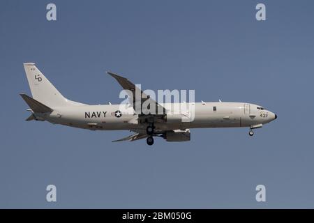 Un Boeing P-8A Poseidon, velivolo marittimo multi-missione, con la US Navy Patrol Squadron 10 (VP-10), soprannominato i 'Red Lancers', volando in Giappone Foto Stock