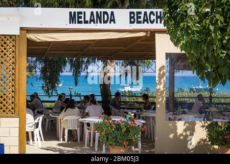 Vista classica sul mare mediterraneo dal ristorante di pesce alla spiaggia di Melanda ad Avdimou, sulla pittoresca isola di Cipro in estate Foto Stock