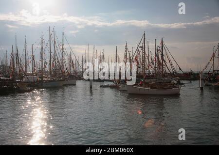 Yacht tradizionali, vestiti in tuta, ormeggiati nel porto di Yarmouth per il Festival dei vecchi graffi, Isola di Wight, Inghilterra, Regno Unito Foto Stock