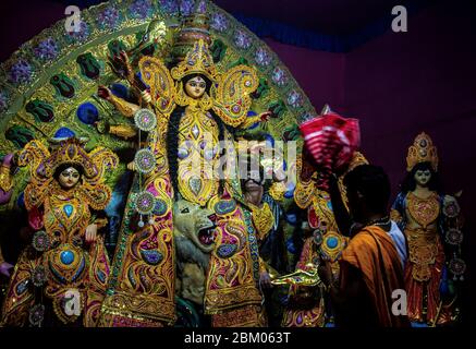 Maa Durga è adorata da un sacerdote in un pandal Foto Stock