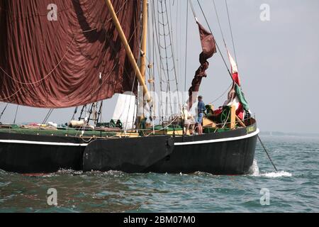 La chiatta del Tamigi "Alice" attende che il vento inizi una gara nel Festival di Yarmouth Old Gaffers, 2008: Costruita come un accendino, è stata convertita in una chiatta Foto Stock