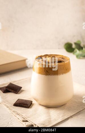 Caffè dalgona fatto in casa. Bevanda frusta cremosa e alla moda fatta da caffè istantaneo, zucchero e latte Foto Stock