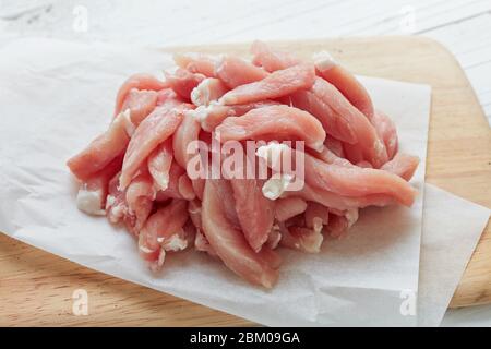 pezzi di carne di maiale cruda e fresca su tagliere di legno Foto Stock
