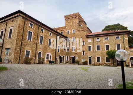 POMAIA, ITALIA - 25 APRILE 2019: Vista all'Istituto lama Tzong Khapa di Pomaia. Foto Stock