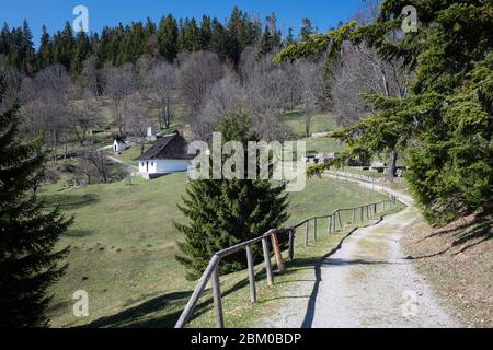 KALISTE, SLOVACCHIA - Apr 20, 2020: Ex villaggio nel distretto di Banska Bystrica, Repubblica slovacca. Fu tortato dalle truppe tedesche naziste durante la seconda guerra mondiale Foto Stock