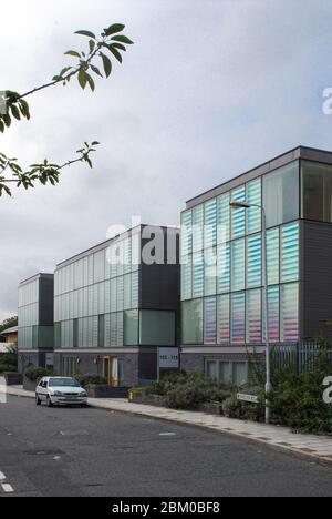 Modern 2000s iridescente colori a basso costo conveniente Peabody Homes Houses on Evelyn Road, Newham, London E16 1TU by Niall McLaughlin Architects Foto Stock