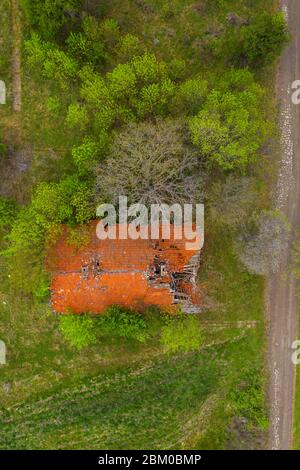 Vista aerea drone di vecchia casa in rovina nel campo Foto Stock