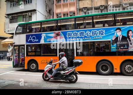 Hong Kong, 11 aprile 2020 autobus con pubblicità per i desinfectanti per combattere l'infezione da virus corona. Steeds meer si ribatte in het openbaar vervoer e. Foto Stock