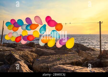 Palloncini colorati sulla corda vicino al mare a Istanbul Foto Stock