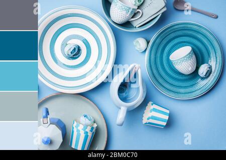 Stoviglie in ceramica blu. Campione di colore Foto Stock