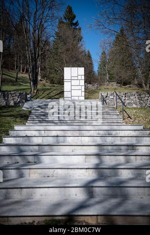 KALISTE, SLOVACCHIA - Apr 20, 2020: Ex villaggio nel distretto di Banska Bystrica, Repubblica slovacca. Fu tortato dalle truppe tedesche naziste durante la seconda guerra mondiale Foto Stock