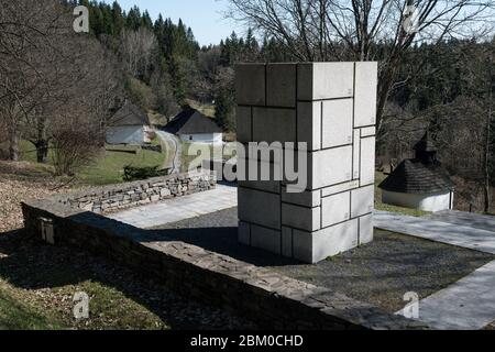 KALISTE, SLOVACCHIA - Apr 20, 2020: Ex villaggio nel distretto di Banska Bystrica, Repubblica slovacca. Fu tortato dalle truppe tedesche naziste durante la seconda guerra mondiale Foto Stock