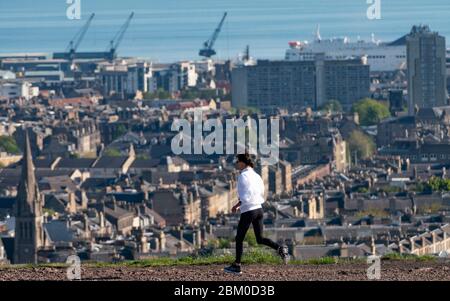 Edimburgo, Scozia, Regno Unito. 6 maggio 2020. Il sole ininterrotto e il tempo senza vento hanno dimostrato le condizioni belle per una ragazza jogger che si esercita quotidianamente durante il covid-19 a Calton Hill a Edimburgo oggi. La famosa destinazione turistica era praticamente deserta, con solo joggers locali e camminatori per cani fuori godendo il sole. Iain Masterton/Alamy Live News Foto Stock
