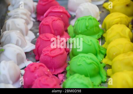 Caramelle Di Gelatina Multicolore E Torta Torta Di Morso Il Processo Di Mangiare Una Torta Decorazione E Decorazione Di Torte E Dolci Foto Stock Alamy