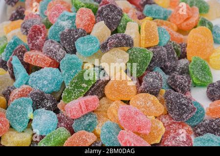 Gumdrops gelatine in forma di lamponi e more in una scatola per la vendita in un mercato durante il festival alimentare. Dessert per bambini Foto Stock