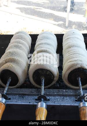 Kalac Kurtos o dolci camino, la preparazione di cottura sulla griglia di carbone, cibo tradizionale ungherese, durante il festival alimentare. Kurtos Kalacs tradizionea Foto Stock