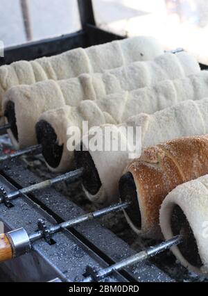 Kalac Kurtos o dolci camino, la preparazione di cottura sulla griglia di carbone, cibo tradizionale ungherese, durante il festival alimentare. Kurtos Kalacs tradizionea Foto Stock