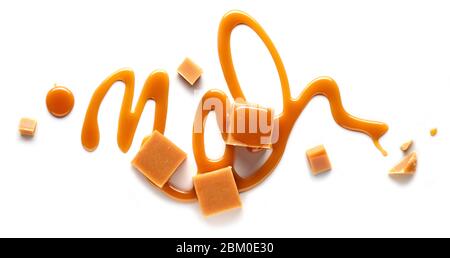 composizione di caramelle al caramello isolate su sfondo bianco, vista dall'alto Foto Stock
