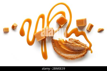 composizione di caramelle al caramello isolate su sfondo bianco, vista dall'alto Foto Stock