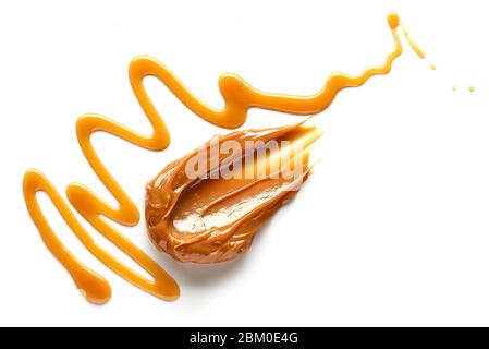 composizione di caramelle al caramello isolate su sfondo bianco, vista dall'alto Foto Stock