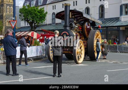 Llandudno, UK : 6 maggio 2019: Fotografi fotografi fotografare un motore di trazione al Victorian Extravaganza. Foto Stock