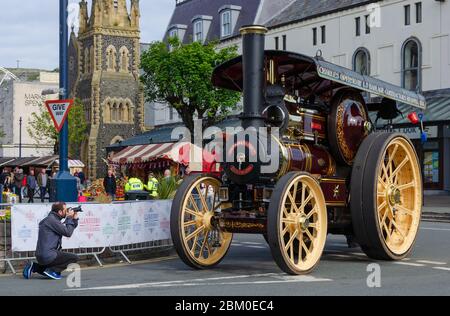 Llandudno, UK : 6 maggio 2019: Fotografi fotografi fotografare un motore di trazione al Victorian Extravaganza. Foto Stock