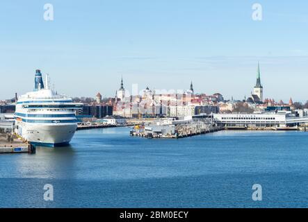 23 aprile 2019, Tallinn, Estonia. Ad alta velocità per i passeggeri e di traghetto per auto della spedizione estone preoccupazione Tallink Silja Europa nel porto di Tallinn. Foto Stock