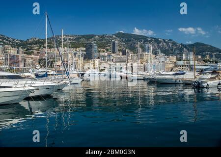 Monaco, Monte-Carlo, 06 agosto 2018: Tranquillità nel porto Hercules, è il posteggiato barche, giorno di sole, molti yacht e barche, un sacco di barche Rivas Foto Stock