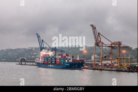 Tivoli, Cork, Irlanda. 06 maggio 2020. Container Ship BG Jade che offload il suo carico ai moli di Tivoli a Cork, Irlanda. In tempi critici durante l'emergenza del Covid-19 l'economia irlandese dipende dalle importazioni che costituiscono un'ancora di salvezza per il paese. Mantenere aperta questa linea di approvvigionamento vitale è il porto di Cork, dove arriva la maggior parte delle importazioni dei paesi. - Foto; David Creedon / Anzenberger Credit: David Creedon / Alamy Live News Foto Stock