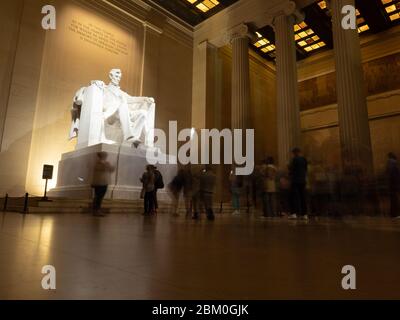 Immagine di lunga esposizione di persone che visitano il Lincoln Memorial. Foto Stock