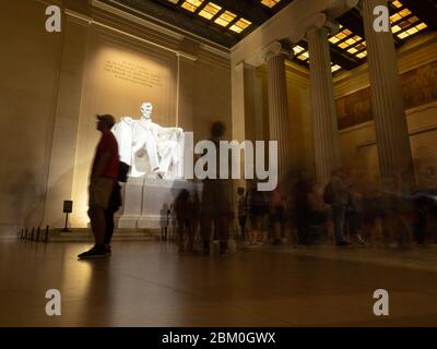 Immagine di lunga esposizione di persone che visitano il Lincoln Memorial. Foto Stock