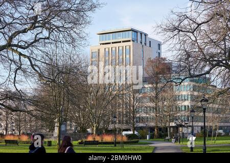 Esterno visto da Watts Park. Cumberland Place, Southampton, Regno Unito. Architetto: O'Connell East Architects, 2019. Foto Stock