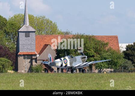 Aeroporto Southend di Londra, Essex, Regno Unito. 6 maggio 2020. Due Royal Air Force Battle of Britain Memorial Flight Spitfires sono atterrati all'aeroporto di Southend per rifornimenti pronti per le riprese di volo sulle bianche scogliere di dover per la trasmissione televisiva del 75° anniversario del VE Day. Spitfires servì la RAF durante la guerra a RAF Rochford, che è stata ora sviluppata nell'aeroporto Southend di Londra. Spitfire AB910 è un Mark Vb con strisce d-Day invasione, atterrando da San Lorenzo e tutti i Santi chiesa Foto Stock