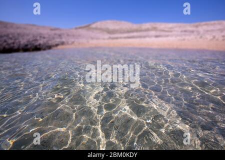 Mare limpido su una spiaggia di sabbia Foto Stock