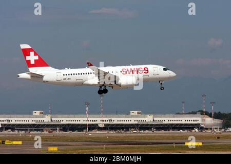 HB-JBC Swiss International Air Lines Bombardier Serie CS100 (BD-500-1A10) Airbus A220-100 a Malpensa (MXP / LIMC), Milano, Italia Foto Stock